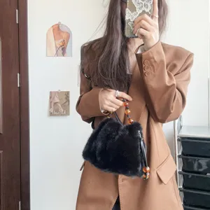 Schwarze Kunstpelz-Eimertasche mit bernsteinfarbenem Perlenegriff für Herbst und Winter