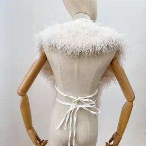 Achteraanzicht van witte faux Mongoolse bont haltertop met open rug en strikband