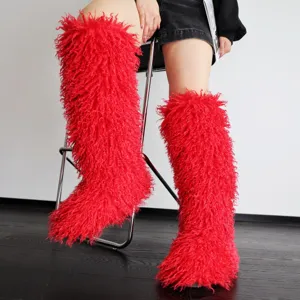 Opvallende rode kniehoge faux fur sneeuwlaarzen voor dames in trendy winterstijl