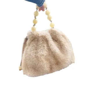Stilvolle Herbst Winter Handtasche aus Kunstpelz mit einem beigen Griff aus Perlen