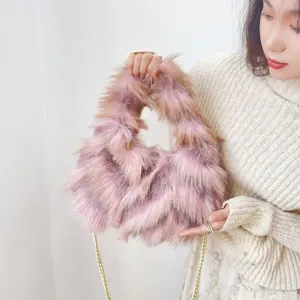 Elegante bolso de mano de piel de zorro sintética rosa con correa de cadena dorada de invierno