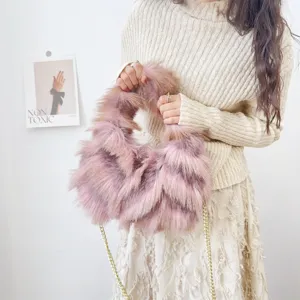 Bolso de piel de zorro sintética en rosa palo, llevado por una modelo para un look chic.