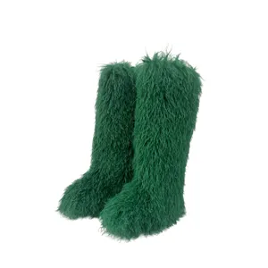 Zijaanzicht van pluizige groene imitatiebont knielaarzen voor winterse warmte en modieuze look