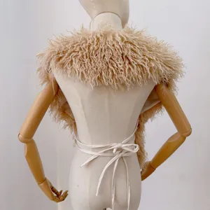 Rugdetail van een beige imitatie Mongoolse bont haltertop met elegante strikbandjes.