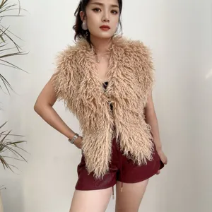 Sexy faux Mongoolse lamsvacht haltertop met ruige textuur in een mooie beige kleur