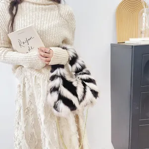 Bolso de mano de piel sintética con jacquard blanco y negro y cadena dorada elegante