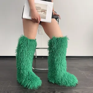 Trendy groene imitatiebont knielaarzen met ruige pluche voor winterse warmte en fashion look.