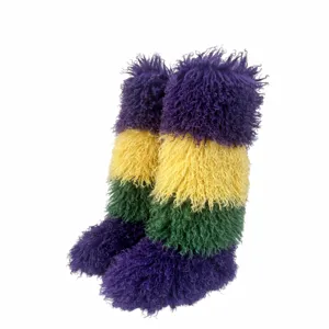Macroweergave van de levendige veelkleurige krullende nepbonttextuur van deze hoge sneeuwlaarzen.