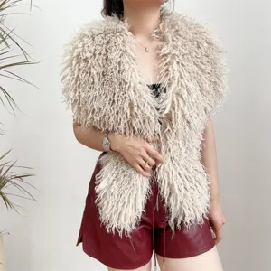 Gedetailleerd overzicht van beige krullend faux Mongools bont haltervest voor dames