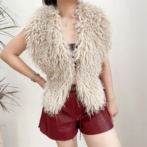 Gedetailleerde weergave van de getextureerde beige imitatie Mongoolse bont haltertop