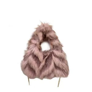 Bolso de mano elegante de piel sintética rosa malva con una cadena de metal dorado elegante