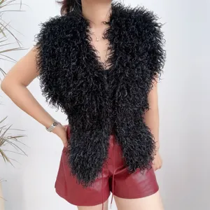 Stijlvol zwart vest van imitatie Mongools bont gecombineerd met rode lederen shorts