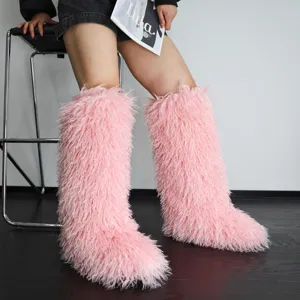 Detailopname van roze kniehoge laarzen van imitatiebont met ruige textuur en styling op model