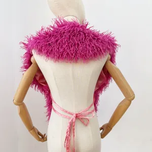 Achteraanzicht van de roze Mongoolse imitatiebont haltertop met een elegante satijnen strik.