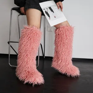 Detailweergave van roze kniehoge laarzen van imitatiebont met lange haren