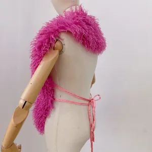 Gedetailleerd zijaanzicht van een roze imitatie Mongoolse bont haltertop met open rug