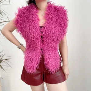 Close-up van levendige roze ruige imitatiebont haltertop met een open rug