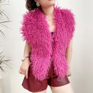 Detailopname van roze faux Mongools schapenvacht haltertop met sexy open rug