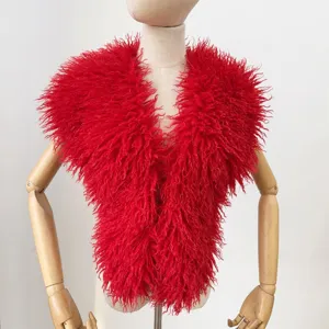 Rode vest van imitatie Mongoolse bont met halternek en een stijlvol open rug ontwerp