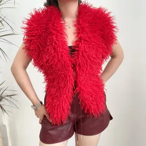 Detailopname van een modieus rood vest van zacht imitatie Mongools lamsbont voor haar