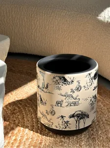 Vista dettagliata del cestino vintage francese con stampa toile de jouy leopardo nero