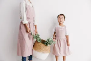 Vista detallada de los delantales de algodón rosa para padres e hijos de estilo japonés.