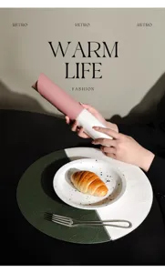 Dettaglio di una tovaglietta bicolore impermeabile con un cornetto a tavola