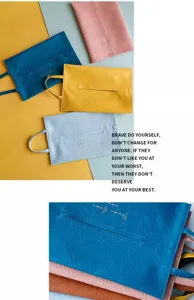 Dettaglio della trama stropicciata di questi eleganti porta fazzoletti in pelle colorata