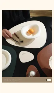 Dettaglio di una tovaglietta in pelle irregolare color crema e sottobicchiere coordinato