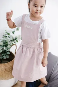 Primer plano de delantal rosa de algodón para niños de estilo japonés con una etiqueta