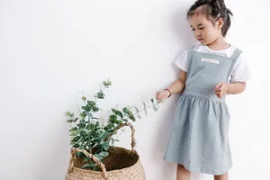 Primer plano de un delantal de algodón azul claro para niños en un entorno de estilo de vida