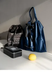 Vista dettagliata della lussuosa borsa bento in velluto blu e borsa termica nera