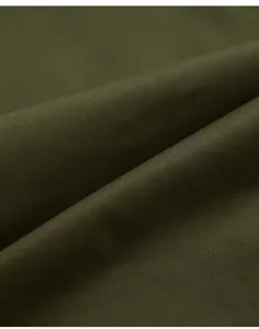 Dettaglio macro del tessuto antiolio verde oliva con trama a saia di alta qualità.