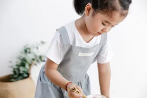 Primer plano de un niño con un delantal de algodón minimalista de estilo japonés