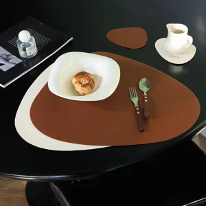 Tovagliette e sottobicchieri in pelle moderni a forma di ciottolo, marrone e bianco crema