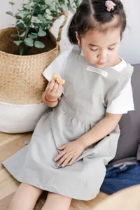 Delantal infantil de algodón gris de estilo japonés con detalle de etiqueta minimalista