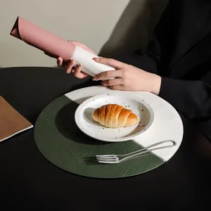 Elegante tovaglietta rotonda in pelle testurizzata impermeabile verde e bianca per tavole di lusso