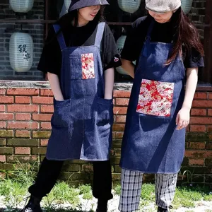 Delantal de mezclilla duradero con patchwork floral para cocina y cafetería en modelos