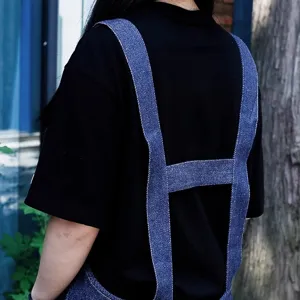 Delantal de mezclilla azul duradero y moderno con diseño de correas en H para café