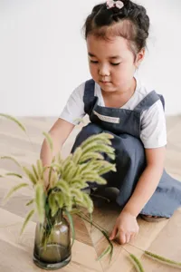 Delantal infantil de algodón azul marino estilo japonés en un ambiente hogareño acogedor