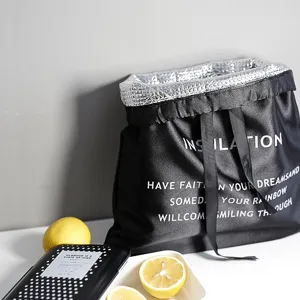 Borsa pranzo isolata in velluto nero moderno con coulisse e testo motivazionale