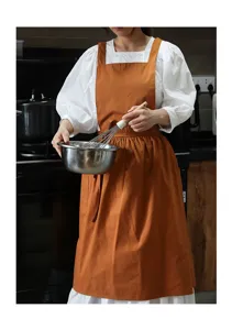 Vista detallada de un delantal de cocina naranja plisado con bolsillos en modelo