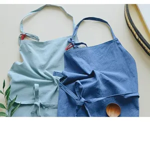 Dettaglio di grembiuli da cucina in cotone azzurro e blu scuro con trama di qualità