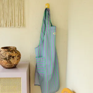 Grembiule da cucina a strisce verdi e viola resistente all'acqua appeso a un gancio