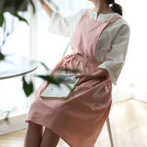 Delantal plisado de algodón rosa para mujer con lazos ajustables y bolsillo lateral de cocina