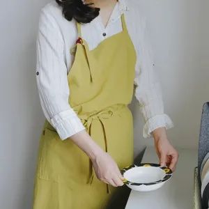Grembiule da cucina minimalista in cotone giallo senape per la cucina e la casa.