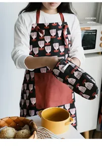 Primo piano di una persona che indossa un guanto da forno resistente al calore decorato