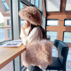 Elegante set invernale da donna con cappello a secchiello e borsa tote in ecopelliccia