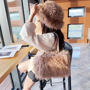 Dettaglio del cappello a secchiello e della borsa tote in finta pelliccia marrone sfumata