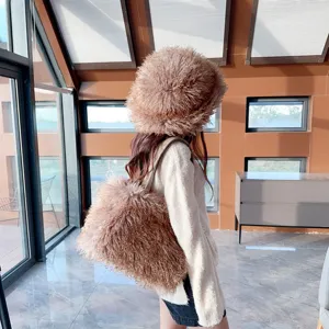 Set borsa tote e cappello alla pescatora coordinati in ecopelliccia sfumata marrone